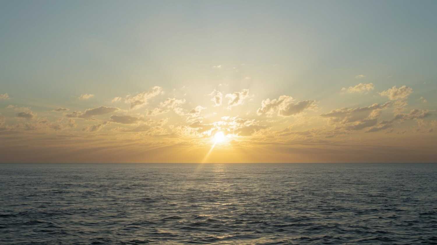 雲がかかっているが、その雲の影から太陽が光を放っている