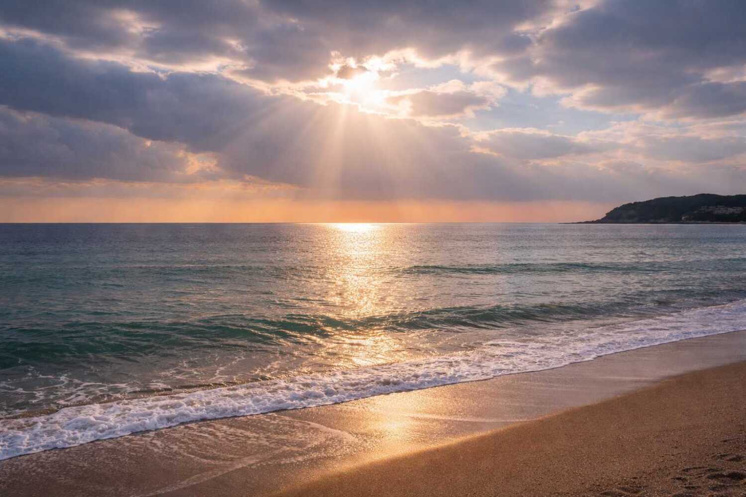 海。曇天から差し込む太陽光