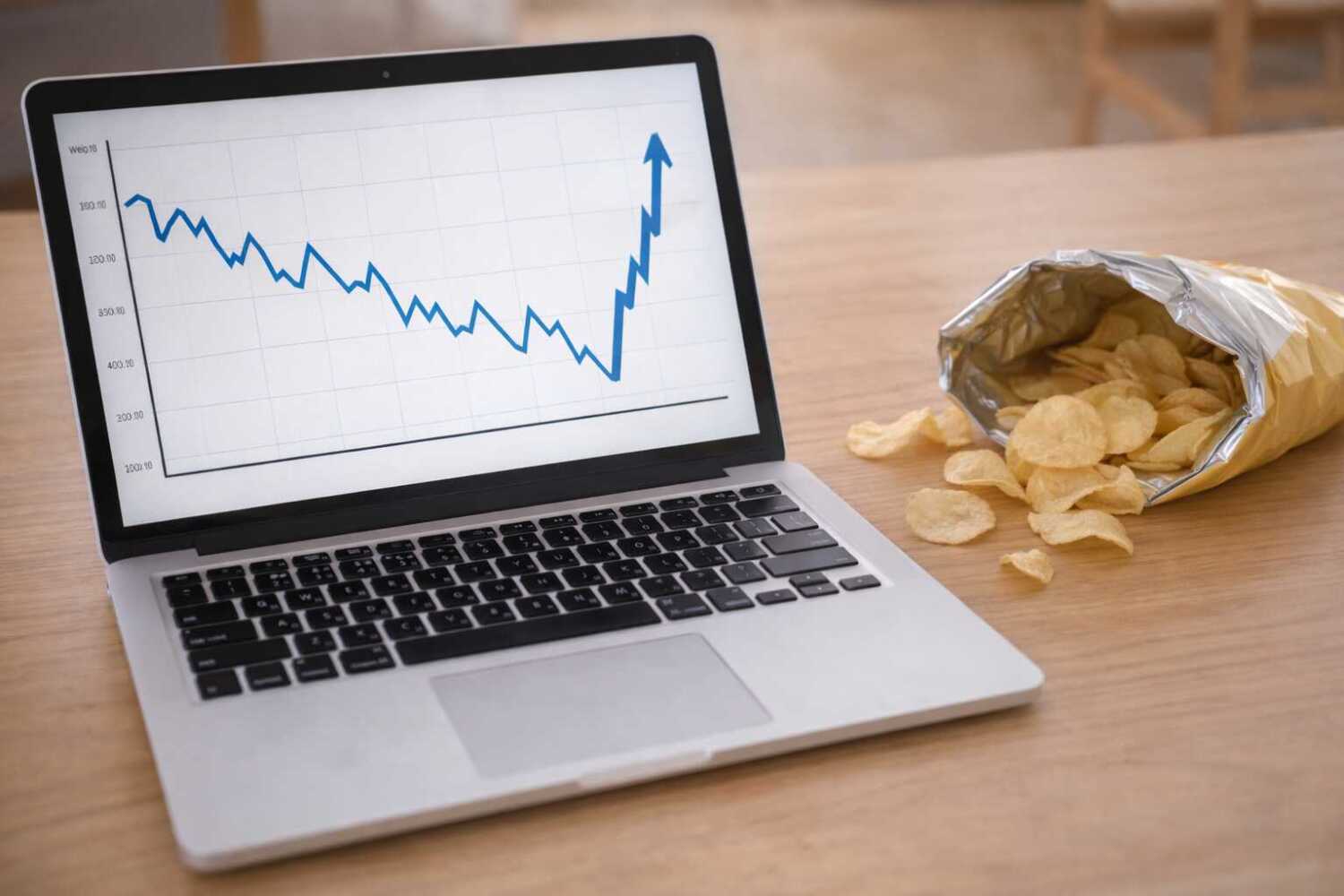 テーブルの上のPCとポテチ