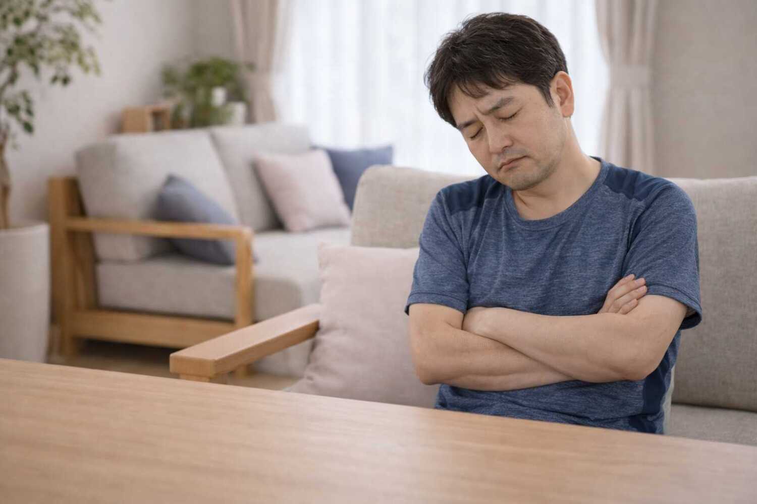 悩んでいる男性