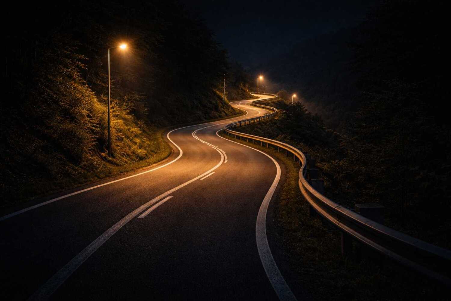 夜道、くねくねと曲がっていてどこへ着くかわからない。